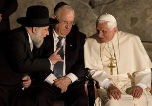 AP- Le pape en compagnie du rabbin Meir lau et du président de la Knesset.