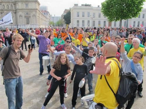 A Grenoble on réquisitionne même les enfants pour accompagner en musique le défilé! (images Dauphiné libéré)